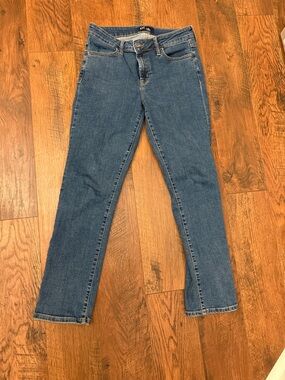 GAP Women's Straight Jeans in Medium Blue Wash